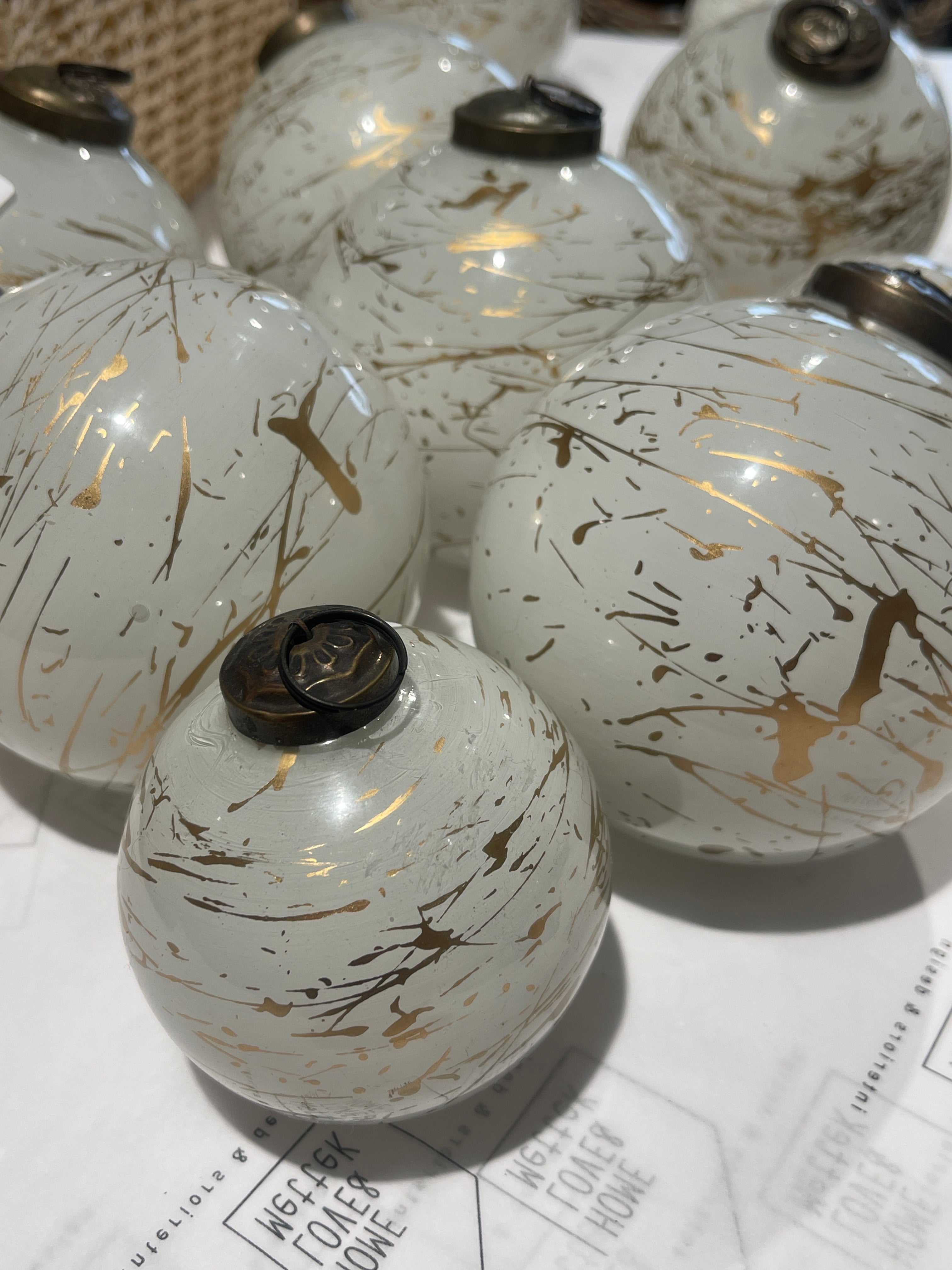 Hanging Ball White/Gold glass -Small