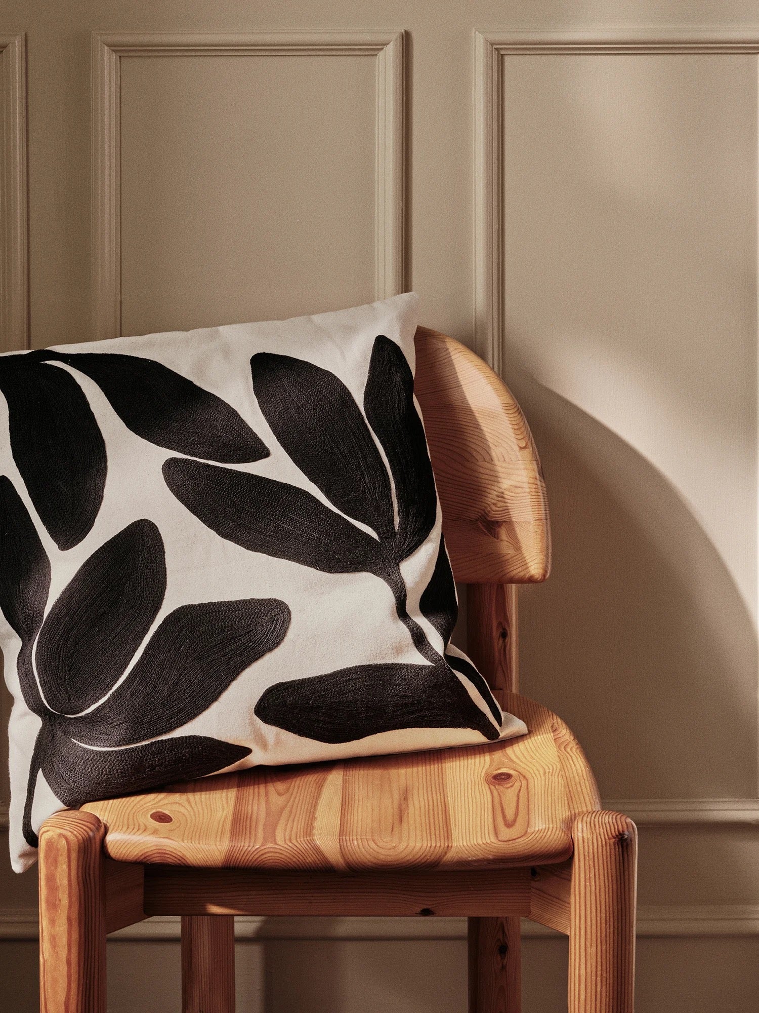 Broste Cushion Herbert - Black/Natural