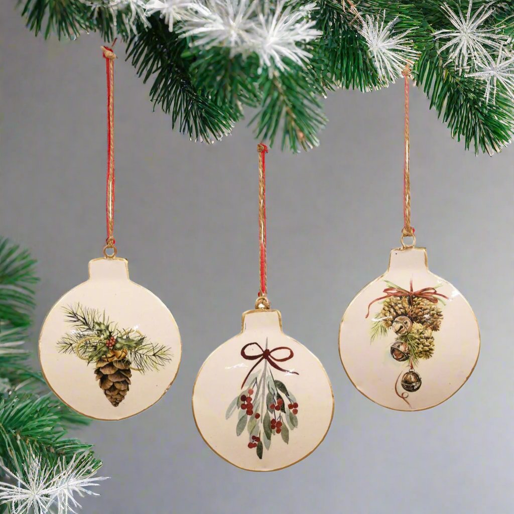 Enamel Hanging Discs - Mistletoe & Pinecones Assorted