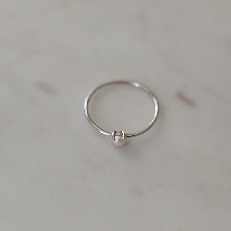 SOPHIE STORE MINI PEARL RING