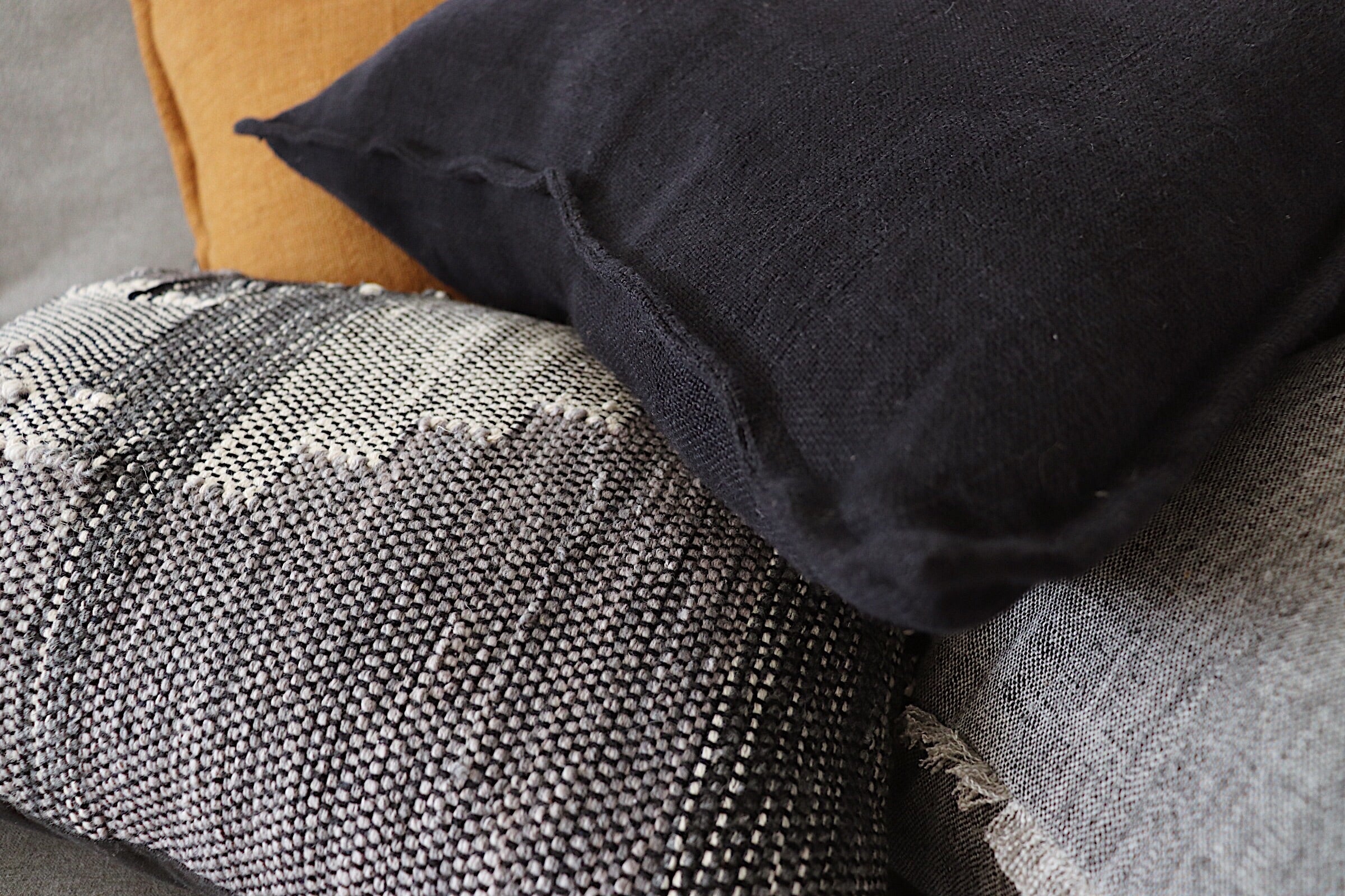 FLAXMILL BLACK CUSHION
